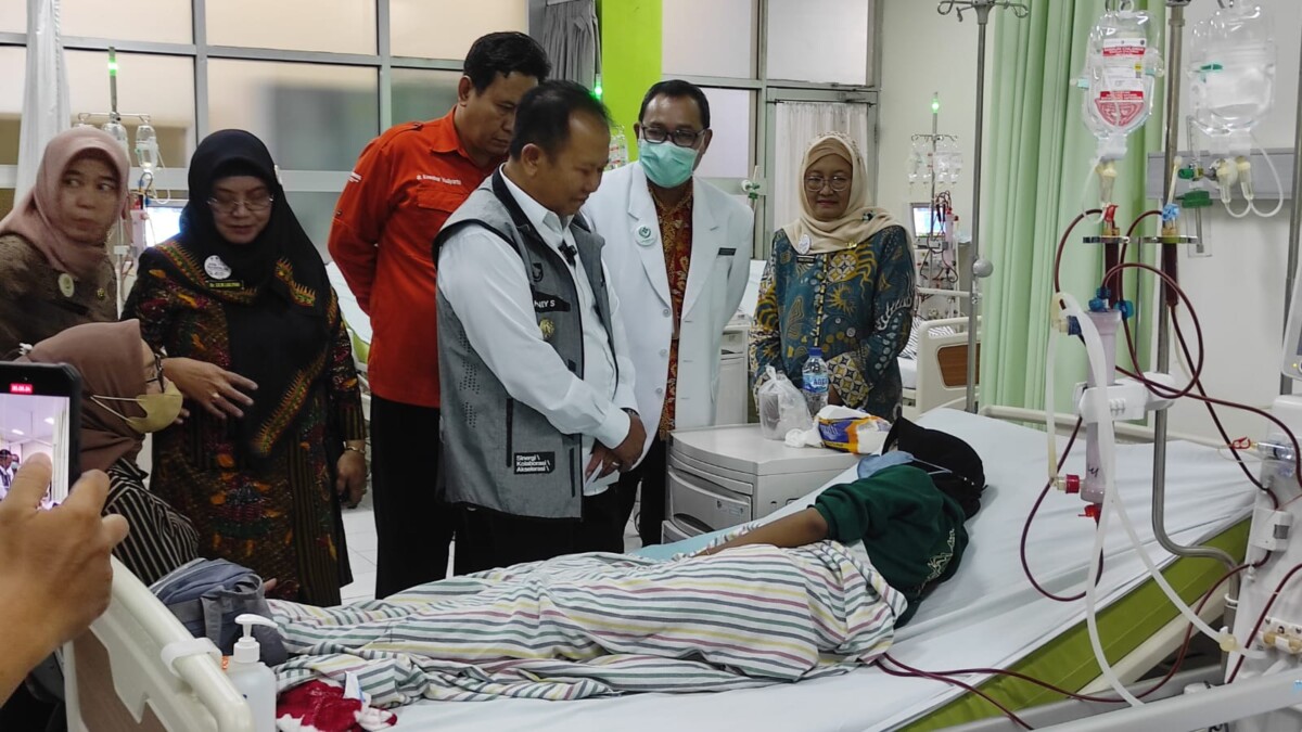 Bupati Jember Haji Hendy bercengkrama dengan pasien gagal ginjal di RSD dr Soebandi. Foto: Sigit Priyono/Jurnalis.co.id