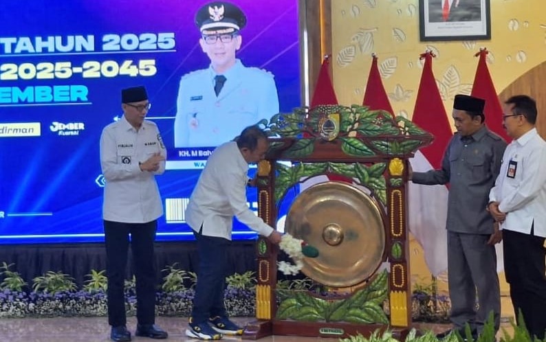 Bupati Jember memukul Gong tanda dimulainya Musrenbang RKPD 2025 dan RPJPD 2025-2045. Foto: Sigit Priyono/Jurnalis.co.id