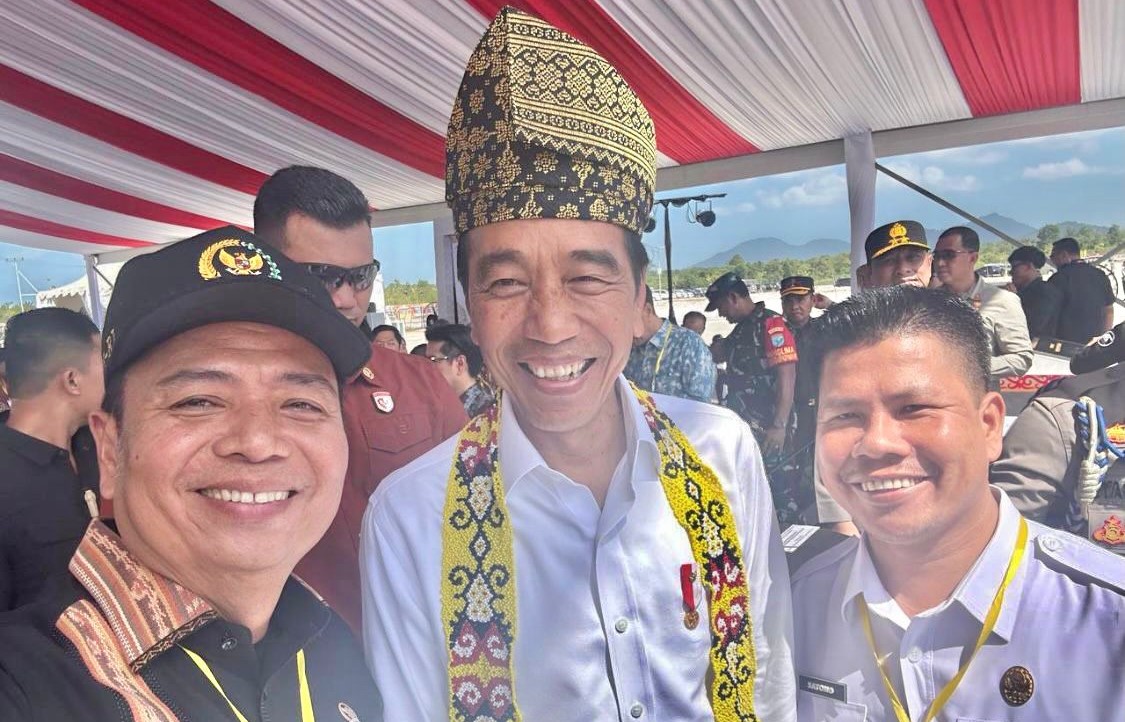 Bupati Satono bersama Presiden Jokowi dan Anggota DPR RI Lasarus usai peresmian Bandara Singkawang. Foto: Imbran/Jurnalis.co.id