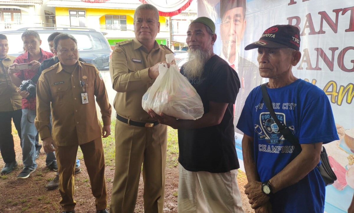 Harisson menyerahkan Bantuan dari Pemprov Kalbar untuk warga Putussibau. Foto: Taufiq AS/Jurnalis.co.id
