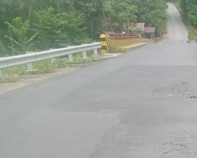 Jalan Nasional di Desa Belikai menuju Putussibau sudah rusak. Padahal baru selesai dikerjakan.