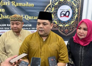 Kakanwil Kemenkumham Kalbar, Muhammad Tito Ardianto didampingi Kalapas Perempuan Kelas 2A Pontianak, Tarbiati menjelaskan program keagamaan untuk warga binaan pemasyarakatan selama Ramadan. Foto: HYD/Jurnalis.co.id