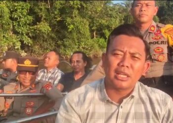 Kasat Reskrim Polres Sanggau AKP Indrawan Wira Saputra melakukan patroli di wilayah Sungai Muntik dan Sungai Bemban, Kecamatan Kapuas, Kabupaten Sanggau.