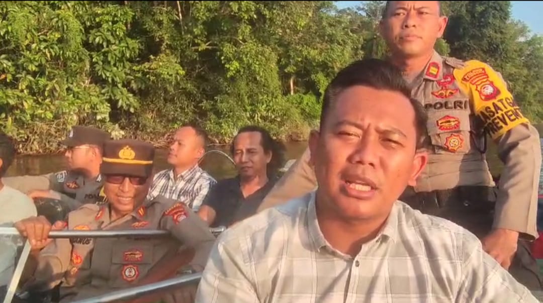 Kasat Reskrim Polres Sanggau AKP Indrawan Wira Saputra melakukan patroli di wilayah Sungai Muntik dan Sungai Bemban, Kecamatan Kapuas, Kabupaten Sanggau.