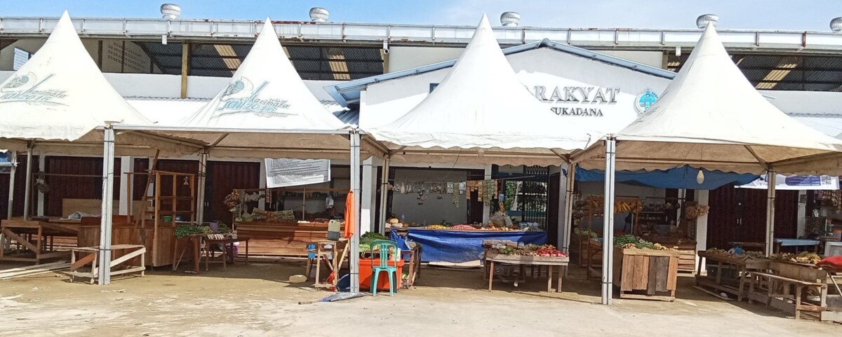 KOSONG MELOMPONG. Pasar Rakyat Sukadana sepi pembeli akibat banyak pedagang liar di wilayah tersebut. Foto: Bakri Rahman/Jurnalis.co.id
