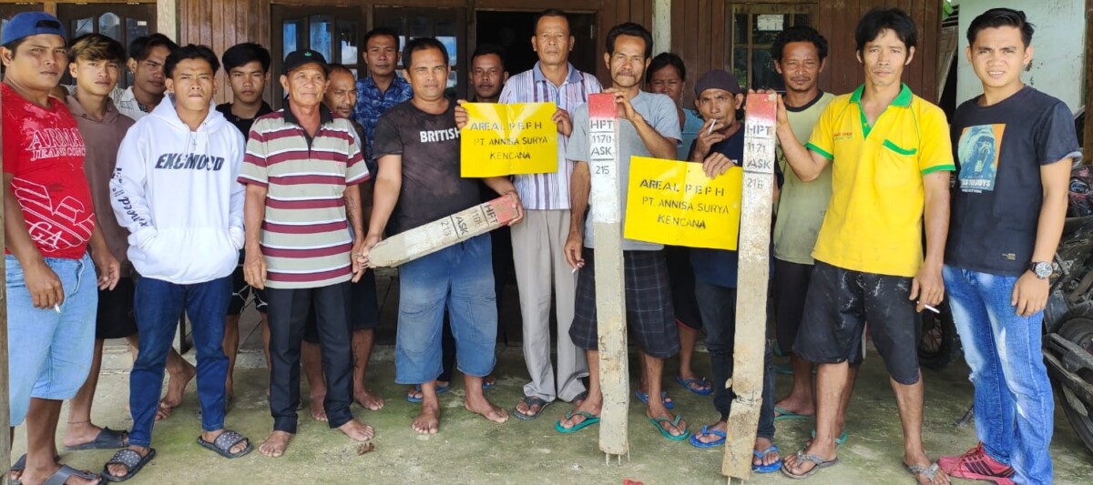 Masyarakat Desa Tanjung Lasa melihatkan patok yang dipasang oleh PT ASK di lahan warga.