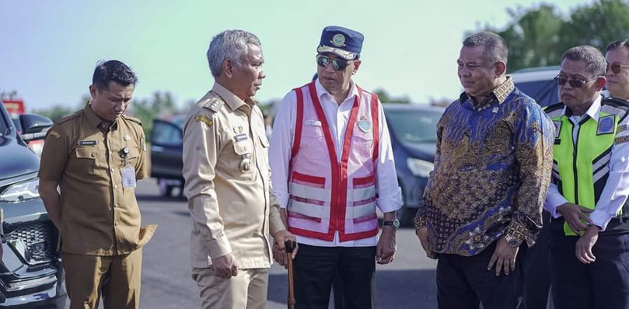 Menhub Budi didampingi Bupati Ketapang dan Anggota DPR RI Boyman meninjau Bandara Rahadi Oesman. Foto: Prokopim Ketapang.
