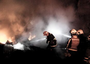 Petugas berusaha memadamkan kobaran api yang membakar rumah milik Mat Tohir di Dusun Parit Bugis, Desa Kapur, Kecamatan Sungai Raya, pada Jumat 8 Maret 2024 lalu.