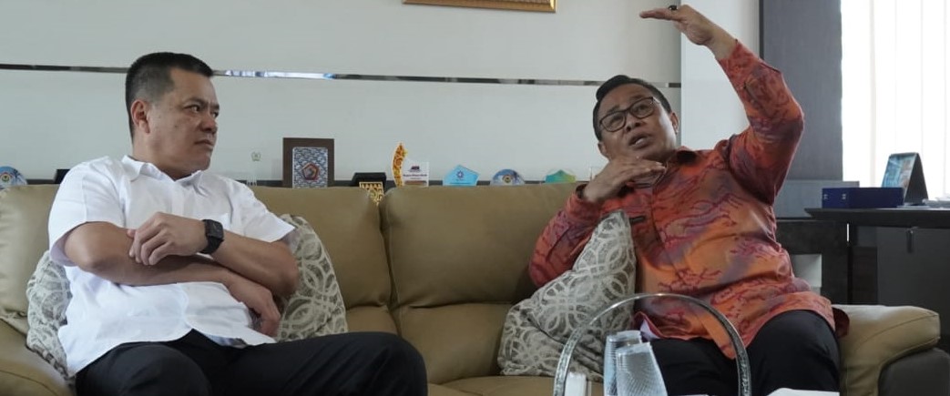 Pj Bupati Kayong Utara, Romi Wijaya (kemeja putih) berdiskusi dengan Kepala Dinas PUPR Pemprov Kalbar soal pembangunan Jalan Teluk Batang ke Sukadana. Foto: Prokopim