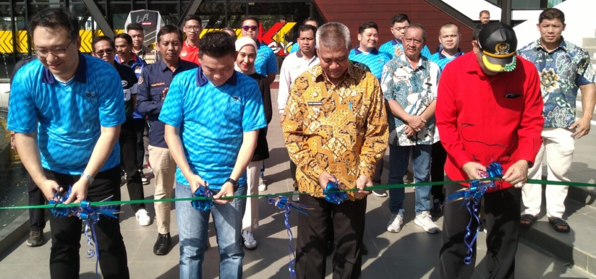 Pj Bupati Kubu Raya Syarif Kamaruzaman (Baju Batik) meresmikan Octo Sport and Lifestyle. Foto: Syamsul Arifin/Jurnalis.co.id