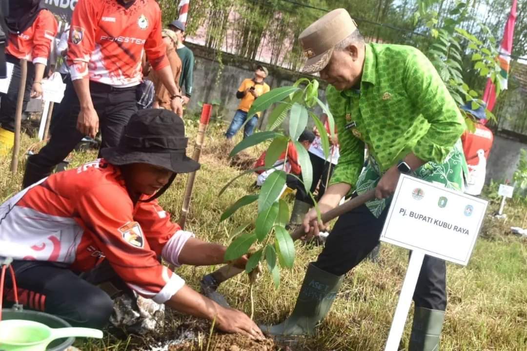 Pj Bupati Kubu Raya, Syarif Kamaruzaman menanam pohon memperingati Hari Bakti Rimbawan ke 41. Foto: Syamsul Arifin/Jurnalis.co.id