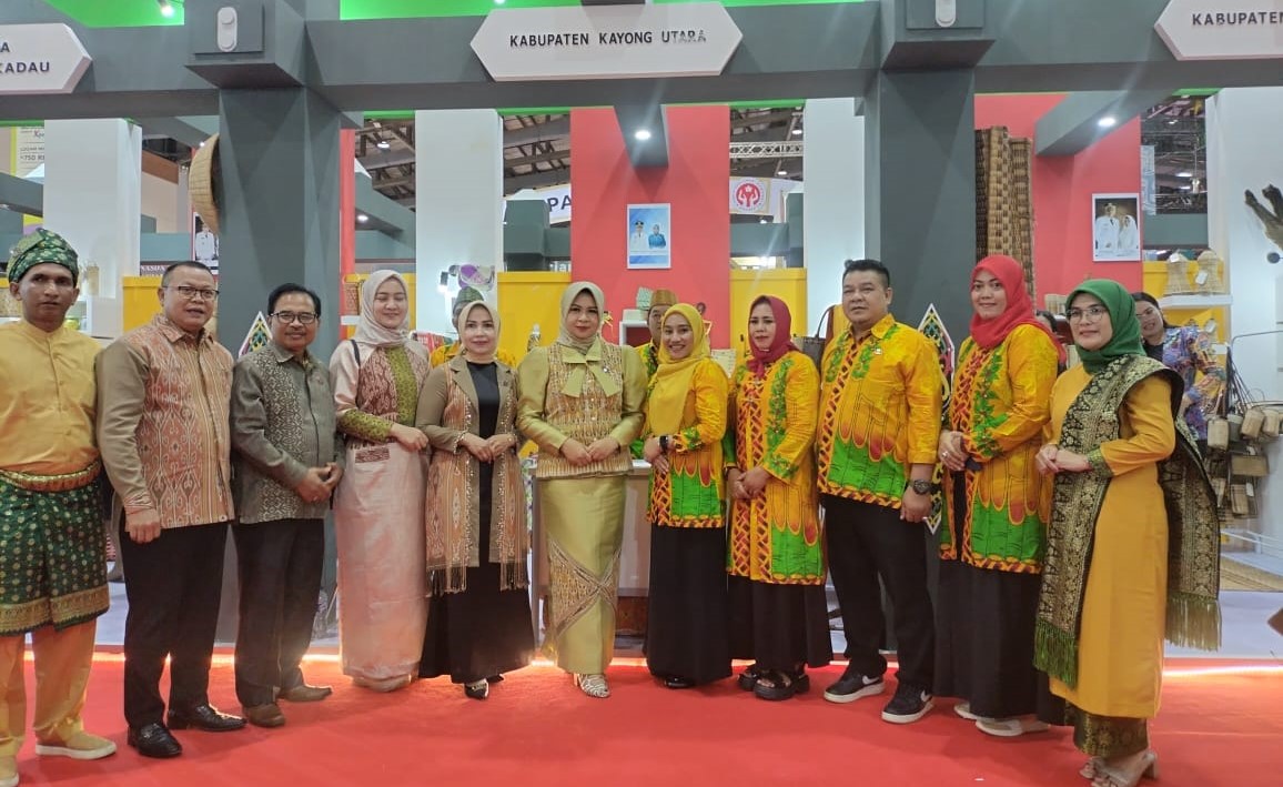 Pj Ketua Dekranasda Kayong Utara Tengku Mardiana menghadiri Pembukaan Inacraft Tahun 2024 di Jakarta Convention Center. Foto: Prokopim