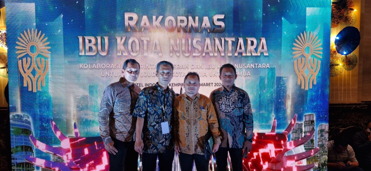 Pj Sekda Rene Reynaldy bersama Kepala Bappeda, Tasfirani menghadiri Rakornas Otorita IKN di Hotel Kempinski, Jakarta. Foto: Prokopim Pemkab Kayong Utara.