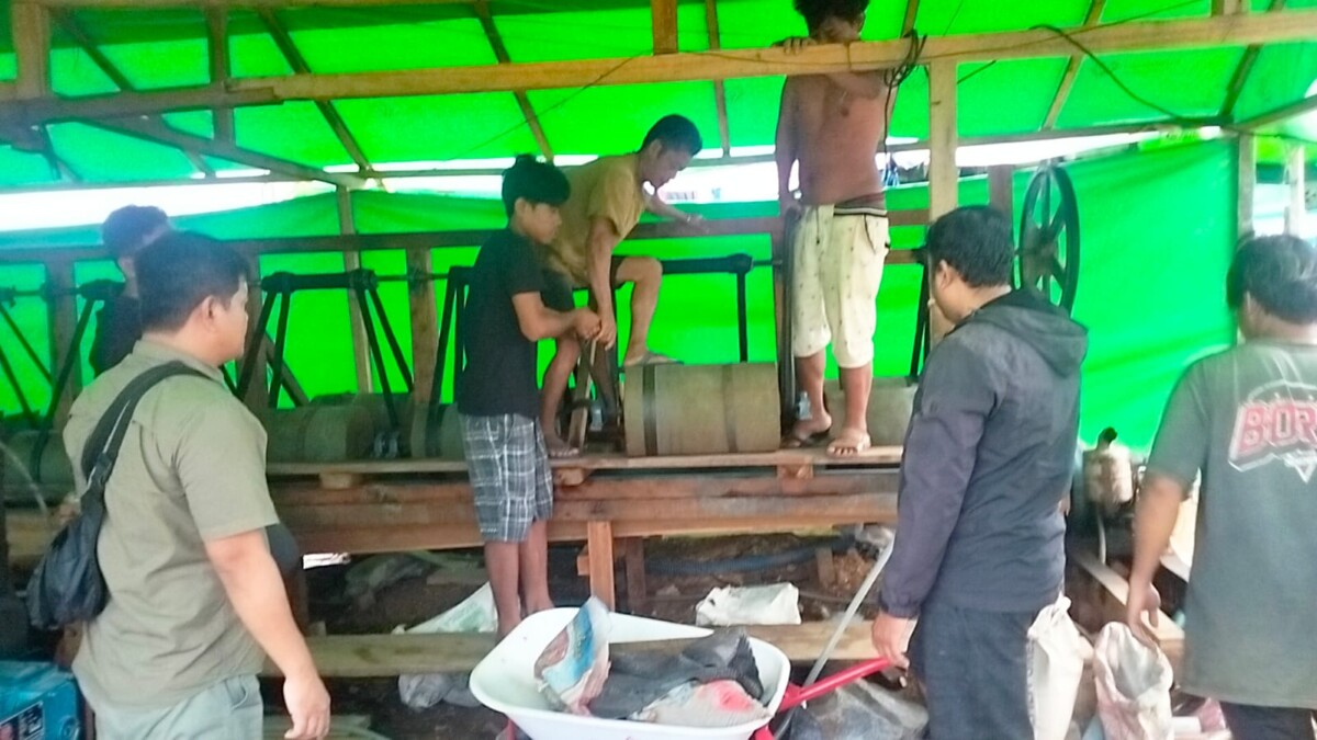 Polda Kalbar mengamankan pekerja PETI di Dusun Segar Wangi, Kecamatan Tumbang Titi, Kabupaten Ketapang.