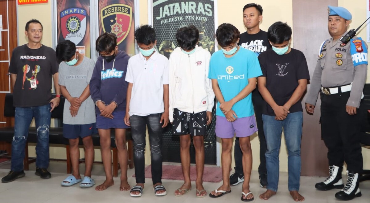Polisi mengamankan anak-anak dan remaja di Kota Pontianak yang diduga akan melakukan perang sarung dan tawuran menggunakan senjata tajam. Foto: HYD/Jurnalis.co.id