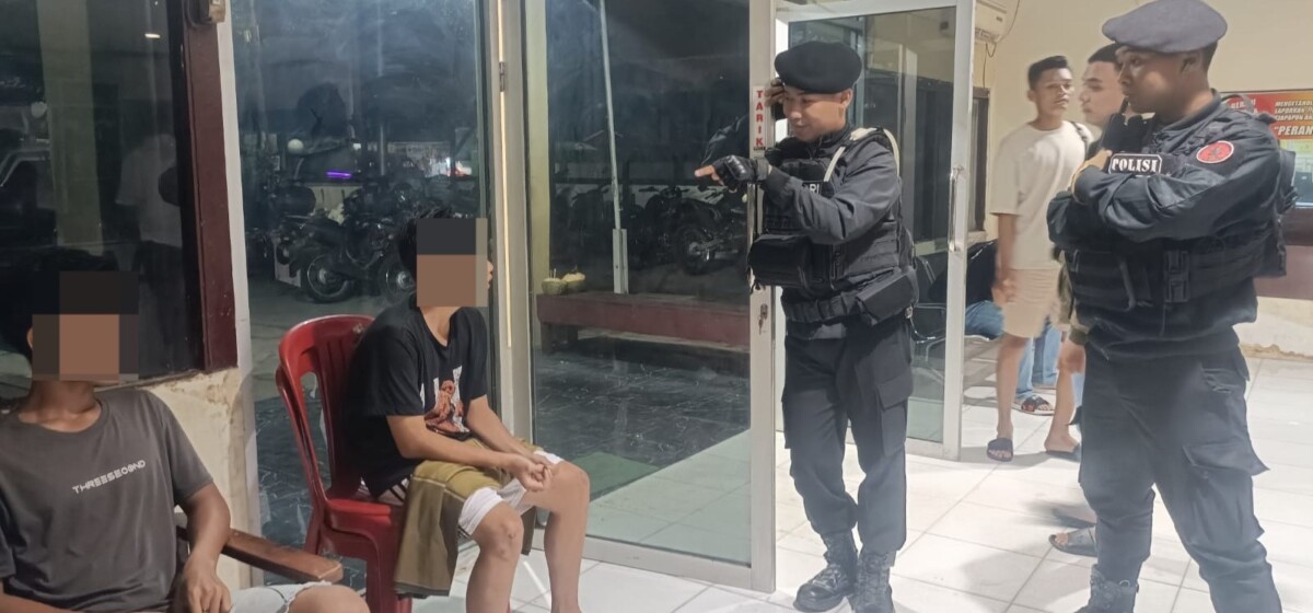 Polisi mengamankan tiga remaja bersenjata tajam di Kubu Raya. Foto: Humas Polres