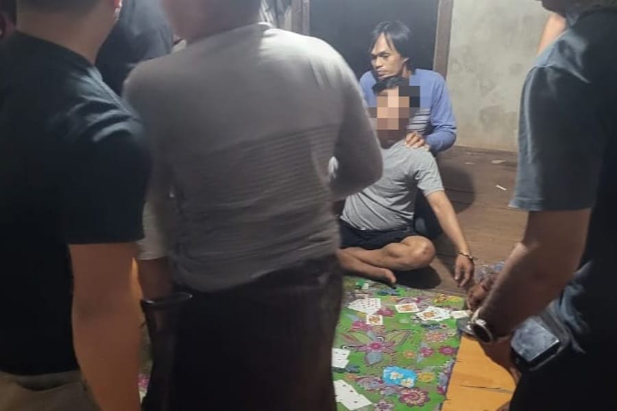 Polisi menggerebek satu rumah yang menjadi lokasi judi kartu. Foto: Humas Polres Ketapang.