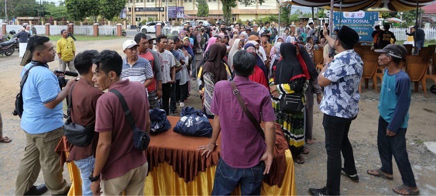 Ratusan Warga mengantre penukaran kupon bantuan Sembako dari AJK.