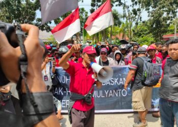 Ratusan buruh PT Duta Palma Group dan mahasiswa menggelar aksi di depan Kantor Kejari Pontianak, menuntut penangguhan penahanan Mulyanto. Foto: HYD/Jurnalis.co.id