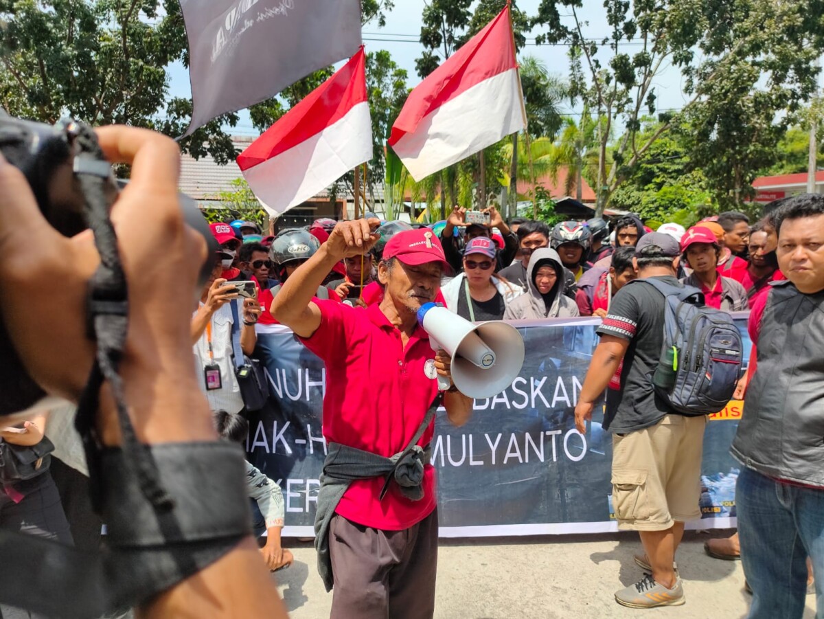 Ratusan buruh PT Duta Palma Group dan mahasiswa menggelar aksi di depan Kantor Kejari Pontianak, menuntut penangguhan penahanan Mulyanto. Foto: HYD/Jurnalis.co.id