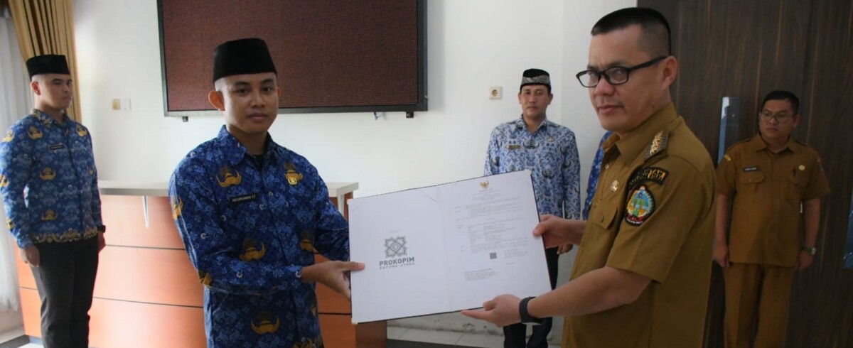 Romi Wijaya menyerahkan SK Pengangkatan CPNS Dinas Perhubungan Tahun 2024 di Kantor Bupati Kayong Utara. Foto: Prokopim