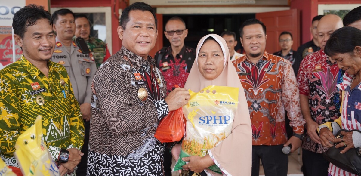 SEREMONI. Pj Bupati Sanggau menyerahkan Sembako murah pada Operasi Pasar di Kecamatan Mukok.