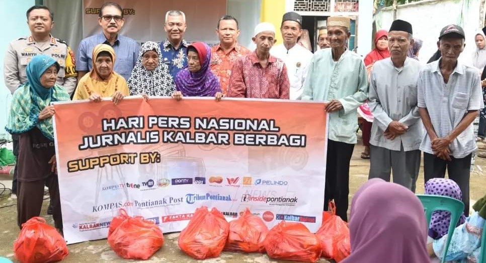 Syarif Kamaruzaman ikut dalam kegiatan Jurnalis Kalbar Berbagi di Desa Kuala Dua, Kubu Raya. Foto: Syamsul Arifin/Jurnalis.co.id