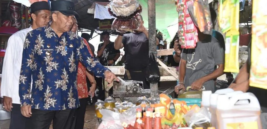 Syarif Kamaruzaman melakukan Sidak Pasar di Desa Kuala Dua, Sungai Raya. Foto: Syamsul Arifin/Jurnalis.co.id