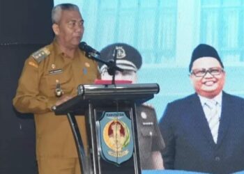 Syarif Kamaruzaman memberi arahan pada Bimtek Tata Kelola Keuangan Desa se Kabupaten Kubu. Foto: Syamsul Arifin/Jurnalis.co.id