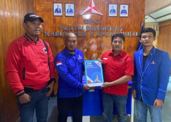 Tim Fransiskus Diaan mengambil formulir pendaftaran bakal calon Bupati Kapuas Hulu di Partai Demokrat. Foto: Taufiq AS/Jurnalis.co.id