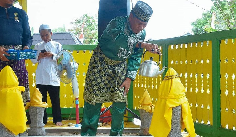 Wakil Bupati Farhan menyiramkan air ke makam Pangeran Iranata. Foto: Prokopim Pemkab Ketapang.