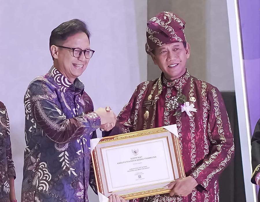 Wakil Bupati Ketapang Haji Farhan menerima sertifikat bebas Frambusia dari Menteri Kesehatan. Foto: Prokopim Pemkab Ketapang.