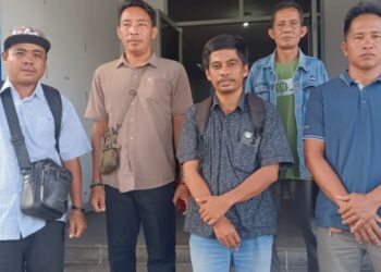 Warga Desa Teluk Geruguk, Kecamatan Boyan Tanjung mendatangi Kantor PLN Putussibau, Rabu 28 Februari 2024. Foto: Taufiq AS/Jurnalis.co.id