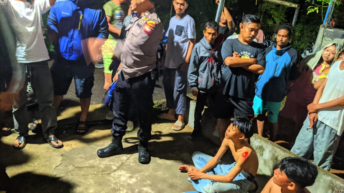 Warga dan polisi mengamankan remaja yang diduga hendak perang sarung di Jalan Tanjung Raya 2, Keluaran Parit Mayor, Kecamatan Pontianak Timur pada Minggu, 10 Maret 2024 malam. Foto: Dokumentasi Polisi.