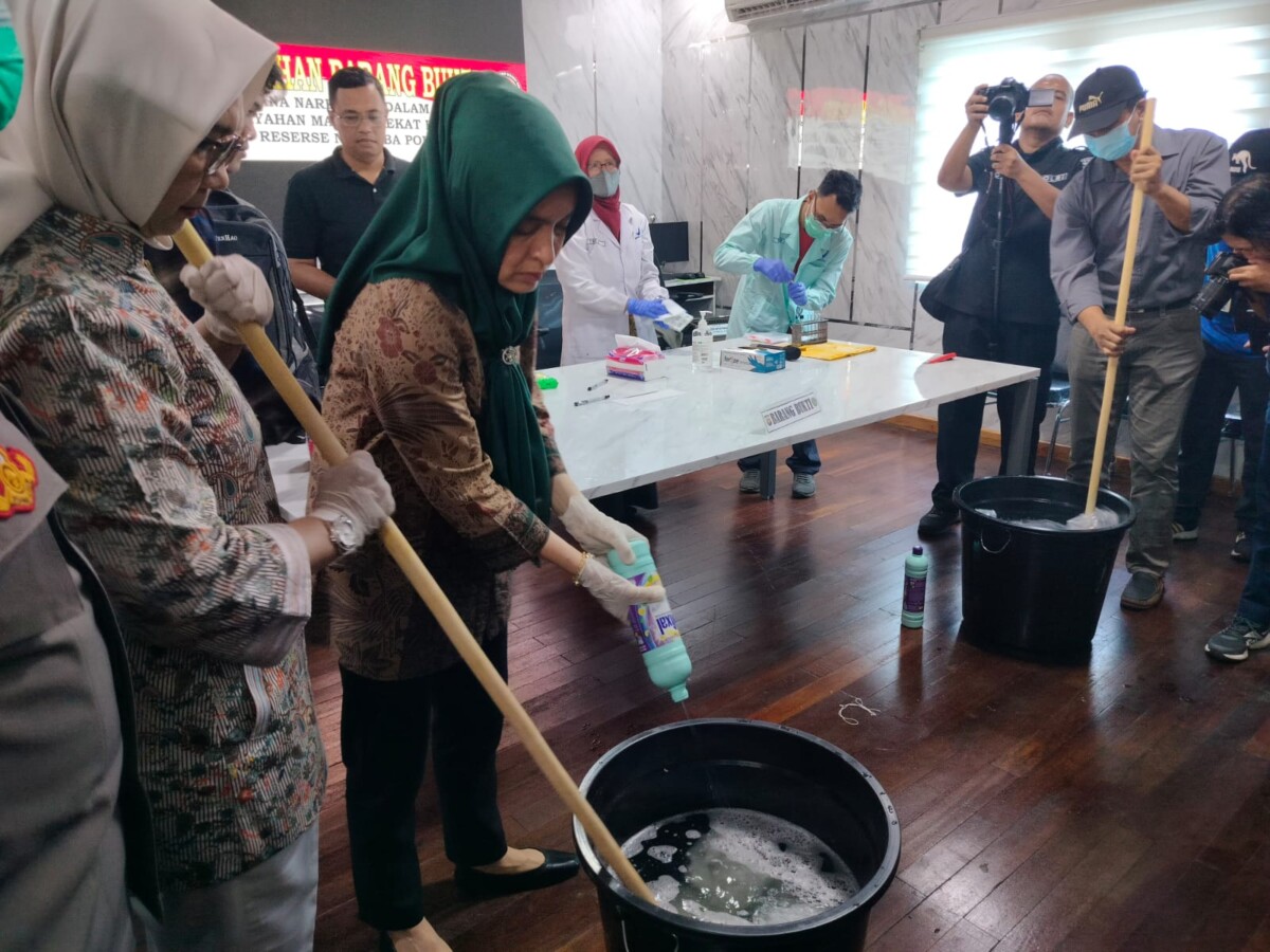 15 kilogram Sabu dimusnahkan dengan cara dicampur dengan larutan pembersih lantai. Foto: HYD/Jurnalis.co.id