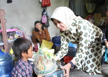 Bersama Organisasi Gerakan Kemanusiaan, Pj. Ketua TP-PKK Bagikan Paket Lebaran