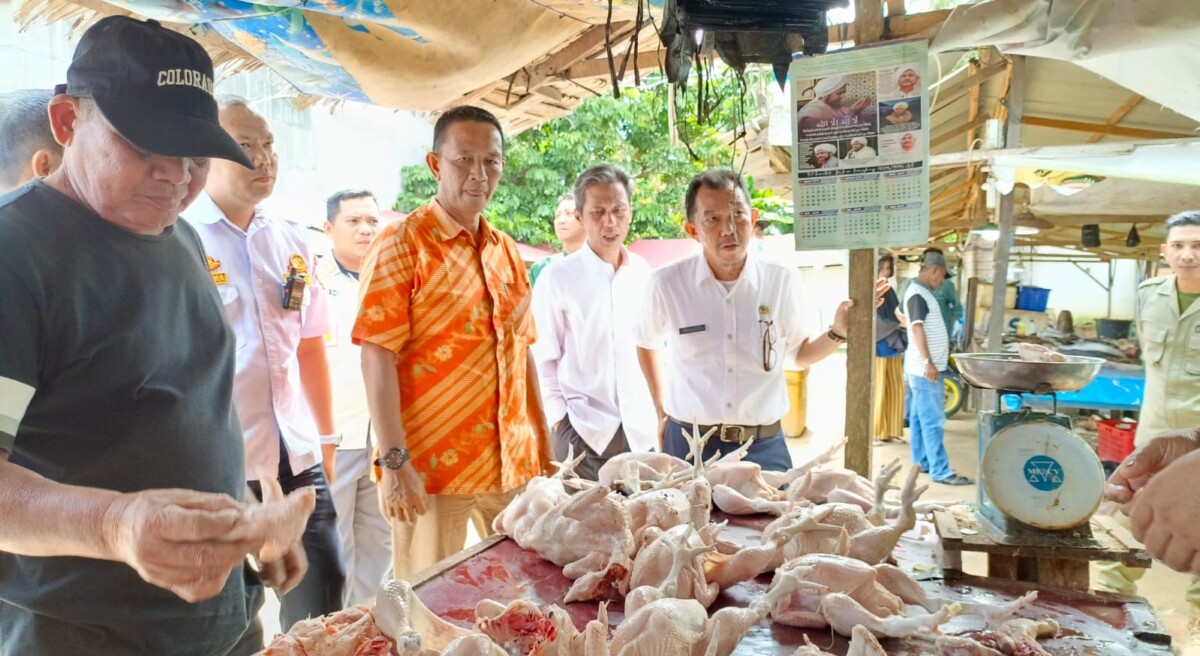 Agus Rudi Suandi mengecek harga jual pangan di pasar. Foto: Bakri Rahman/Jurnalis.co.id