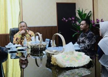 Alexander Wilyo menerima audiensi Kepala BPJS Ketapang. Foto: Prokopim Pemkab Ketapang