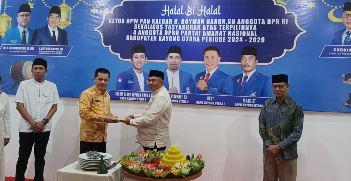 Anggota DPR RI, Boyman Harun memberikan Tumpeng kepada Pj Bupati Romi Wijaya saat Halal Bihalal, Senin, 15 April 2024. Foto: Bakri Rahman/Jurnalis.co.id