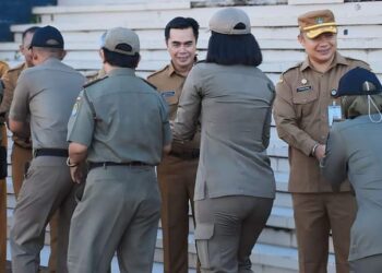 BERMAAF-MAAFAN. Sekda Ketapang, Alexander salam-salaman dengan seluruh ASN usai cuti Idul Fitri