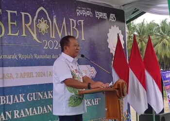 Bupati Jember Haji Hendy membuka layanan penukaran uang baru di Alun-alun kota. Foto: Sigit Priyono/Jurnalis.co.id