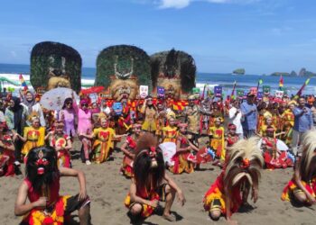 Bupati Jember berfoto bersama seniman lokal, pendukung Sendratari Kolosal Singgasana Watu Ulo. Foto: Sigit Priyono/Jurnalis.co.id