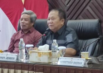 Bupati Jember bersama dr Mahrus A Rachman, dr., Sp. A(K), dari RSUD dr Soetomo Surabaya. Foto: Sigit Priyono/Jurnalis.co.id