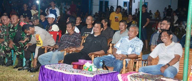 Bupati Martin (kemeja putih) bersama warga Sidahari, Kecamatan Jelai Hulu. Foto: Prokopim Pemkab Ketapang.