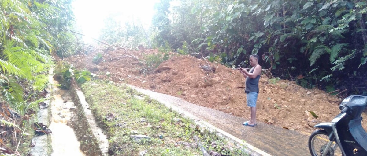 Jalur Nasional di Kecamatan Batang Lupar Kapuas Hulu tertimbun longsor akibat hujan lebat, Kamis, 11 April 2024, dini hari, Foto: Warga