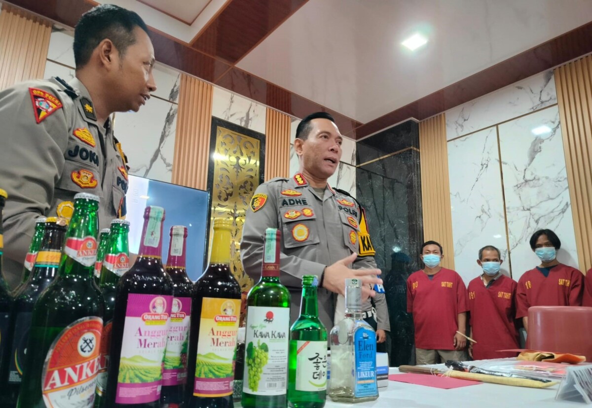 Kapolresta Pontianak, Kombes Pol Adhe Hariadi melihatkan barang bukti dari Operasi Pekat 2024. Foto: HYD/Jurnalis.co.id