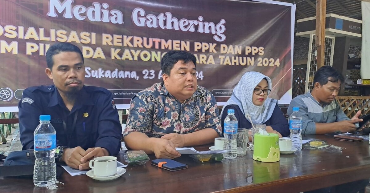 Ketua KPU Kayong Utara bersama Komisioner lainnya menyampaikan informasi perekrutan PPK dan PPS untuk Pilkada Serentak 2024.