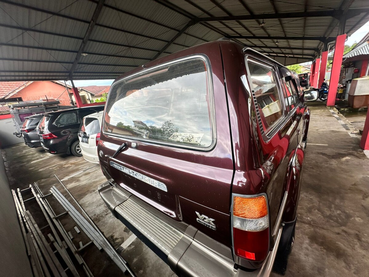 MOBIL ILEGAL. Toyota Land Cruiser asal Malaysia diamankan Bea Cukai Kalbar.