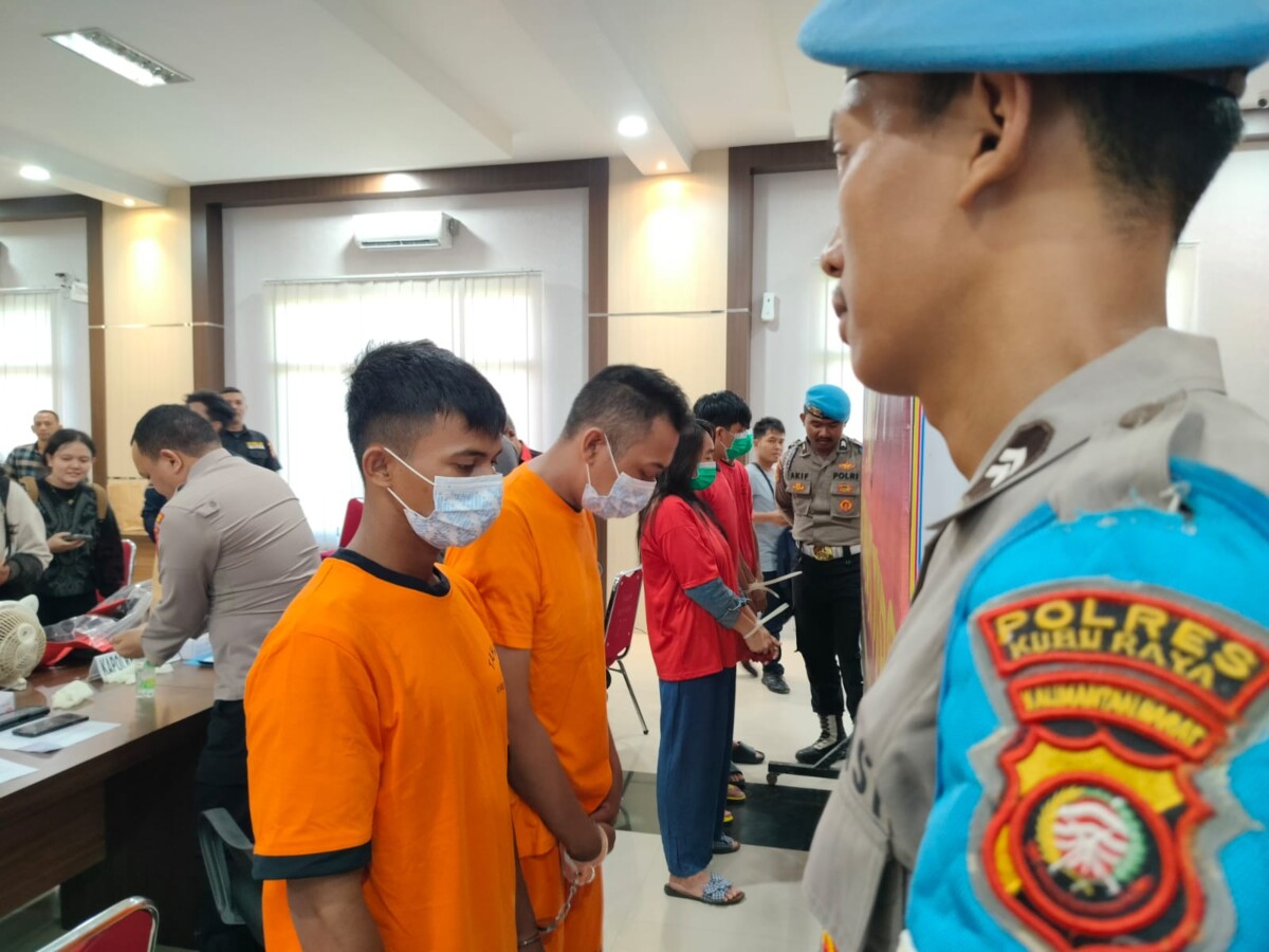 Pelaku AN dihadirkan polisi pada Konferensi Pers di Markas Polres Kubu Raya, Kamis, 18 April 2024. Foto HYD/Jurnalis.co,id
