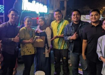 Pengurus Komunitas Pontipreneur bersama owner Pondok Ale-ale Yenna Wiguna (ketiga dari kiri) dan Edy Hartono (keempat dari kanan) pada agenda rutin kopdar bulanan di Pondok Ale-ale Ayani